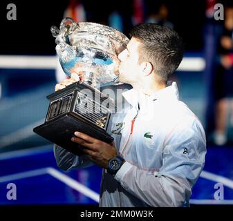 Melbourne, Australien. 29. Januar 2023. Tennis: Grand Slam - Australian Open, Singles, Men, Final Tsitsipas (Griechenland) - Djokovic (Serbien): Novak Djokovic jubelt nach seinem Sieg und küsst die Trophäe. Kredit: Frank Molter/dpa/Alamy Live News Stockfoto