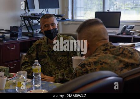 US Marine Corps Brig. General Fridrik Fridriksson, stellvertretender Kommandogeneral der III. Marine Expeditionary Force, trifft sich mit der Japan Ground Self-Defense Force Maj. General Shingo Nashinoki, Kommandogeneral der Amphibious Rapid Deployment Brigade, in Camp Courtney, Okinawa, Japan, 13. September, 2022. Nashinoki besuchte Fridriksson, um sich bei zukünftigen bilateralen Übungen weiter zu koordinieren. Stockfoto