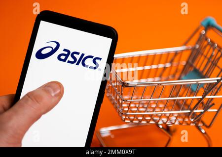 Polen. 23. Januar 2023. In dieser Abbildung ist ein Asics-Logo auf einem Smartphone zu sehen. (Kreditbild: © Mateusz Slodkowski/SOPA Images via ZUMA Press Wire) NUR REDAKTIONELLE VERWENDUNG! Nicht für den kommerziellen GEBRAUCH! Stockfoto