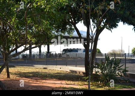 Marilia, São Paulo, Brasilien - 24. Juli 2022: Busbahnhof in einer Stadt im Inneren des Bundesstaates São Paulo, Brasilien, Südamerika, mit einem Bahnsteig für Stockfoto