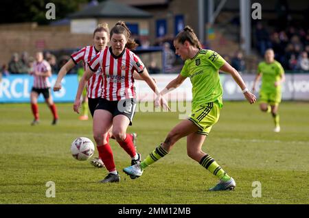 Ella Toone von Manchester United kämpft mit Esther Morgan von Sunderland beim Vital Women's FA Cup in der vierten Runde auf dem Eppleton Colliery Welfare Ground in Sunderland. Foto: Sonntag, 29. Januar 2023. Stockfoto