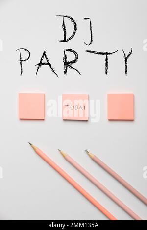 Inspiration mit DJ-Partyschild. Konzept bedeutet Person, die aufgezeichnete populäre Musik im Radio vorstellt und wiedergibt Stockfoto