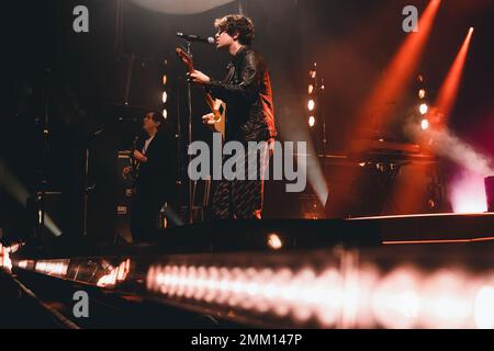 BARCELONA - 28. JANUAR: Die Kooks (Band) treten am 28. Januar 2023 in Barcelona, Spanien, in einem Konzert im Razzmatazz Club auf. Stockfoto