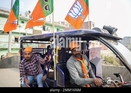 Delhi, Indien, Dezember 02 2022 – Bharatiya Janata Party (BJP)-Unterstützer während der Mega Road Show zur Unterstützung des BJP-Kandidaten Pankaj Luthara, Nomina einzureichen Stockfoto