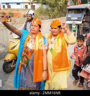 Delhi, Indien, Dezember 02 2022 – Bharatiya Janata Party (BJP)-Unterstützer während der Mega Road Show zur Unterstützung des BJP-Kandidaten Pankaj Luthara, Nomina einzureichen Stockfoto