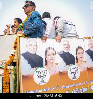 Delhi, Indien, Dezember 02 2022 – Bharatiya Janata Party (BJP)-Unterstützer während der Mega Road Show zur Unterstützung des BJP-Kandidaten Pankaj Luthara, Nomina einzureichen Stockfoto