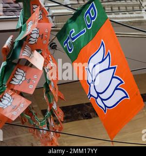 Delhi, Indien, Dezember 02 2022 – Bharatiya Janata Party (BJP)-Unterstützer während der Mega Road Show zur Unterstützung des BJP-Kandidaten Pankaj Luthara, Nomina einzureichen Stockfoto