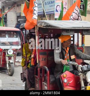 Delhi, Indien, Dezember 02 2022 – Bharatiya Janata Party (BJP)-Unterstützer während der Mega Road Show zur Unterstützung des BJP-Kandidaten Pankaj Luthara, Nomina einzureichen Stockfoto