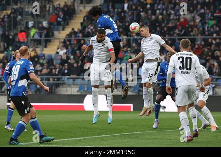 Bielefeld, Deutschland. 29. Januar 2023. Fußball: 2. Bundesliga, Arminia Bielefeld - SV Sandhausen, Spieltag 18 in der Schüco Arena. Bielefelds Guilherme Ramos (M, oben) kämpft mit Sandhausens Raphael Framberger (2. von rechts) um den Ball. Kredit: Friso Gentsch/dpa - WICHTIGER HINWEIS: Gemäß den Anforderungen der DFL Deutsche Fußball Liga und des DFB Deutscher Fußball-Bund ist es verboten, im Stadion aufgenommene Fotos und/oder das Spiel in Form von Sequenzbildern und/oder videoähnlichen Fotoserien zu verwenden oder verwenden zu lassen./dpa/Alamy Live News Stockfoto