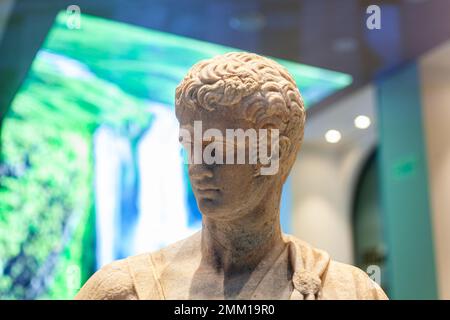 Steingesicht. Kopfdetails der alten Männerskulptur. Antike Marmorstatue des mythischen Heldencharakters Stockfoto