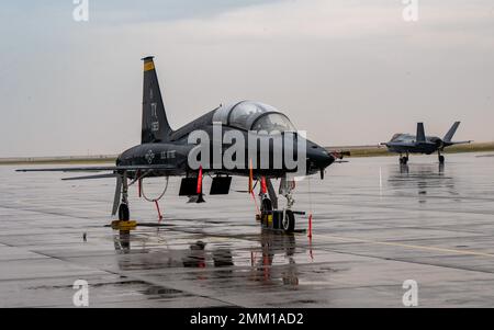 Eine US Air Force F-35A Lightning II, die den 61. Fighter Squadron Taxis zugewiesen wurde, vorbei an einem T-38A Talon, der dem 2D Fighter Training Squadron auf dem Mountain Home Air Force Base, Idaho, zugewiesen wurde, 13. September 2022. Beide Einheiten reisten für einen vorübergehenden Dienst über das Land, wobei der Schwerpunkt auf der Ausbildung von F-35A-Studenten-Piloten im Luft-Luft-Kampf lag. Stockfoto