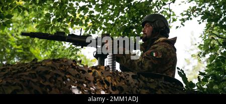 Ein italienischer Soldat mit 4. Panzerregiment, Garibaldi Brigade, scannt das Gebiet von einem C1 Ariete Tank im Joint Multinary Readiness Center in Hohenfels, Deutschland, am 13. September 2022 im Rahmen der Übung Sabre Junction 22. Sabre Junction 22 ist eine multinationale Rotationsübung, mit der die Bereitschaft der Luftbrigade 173. der US-Armee zur Durchführung einheitlicher Landoperationen in einem gemeinsamen, Kombinierte Umwelt und zur Förderung der Interoperabilität mit mehr als 4.500 Teilnehmern aus den USA und Alliierten sowie Partnerländern in den Ausbildungsgebieten Grafenwoehr und Hohenfels der US-Armee aus Au Stockfoto