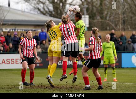 Sunderland Torhüterin Claudia Moan schlägt den Ball während des vierten Spiels des Vitality Women's FA Cup auf dem Eppleton Colliery Welfare Ground in Sunderland von Manchester United Nikita Parris ab. Foto: Sonntag, 29. Januar 2023. Stockfoto