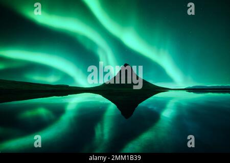 Aurora borealis Nordlichter über Kirkjufell Berg volkano. Erstaunliche Nachtszene in der Nähe des berühmten Kirkjufell Wasserfalls, Island. Landschaftsfotografie Stockfoto