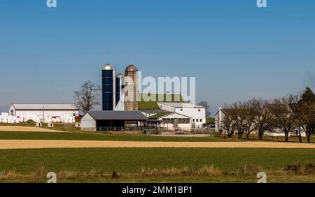 Ein Blick auf eine Amish Farm in Lancaster County, Pennsylvania, an einem sonnigen Herbsttag Stockfoto