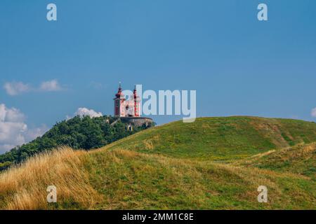 Banska Stiavnica, Slowakei - 14. August 2021: Schöne Aussicht auf Calvary Banská Štiavnica auf dem Hügel - barocke Architektur und Landschaft Wahrzeichen Stockfoto