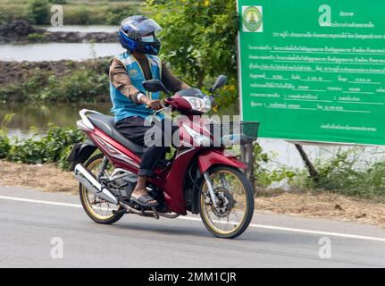 SAMUT PRAKAN, THAILAND, 08 2022. DEZEMBER, der Motortaxi-Fahrer in einer blauen Weste auf der Straße Stockfoto