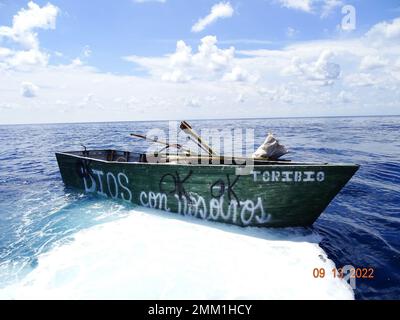 Küstenwache Cutter Pablo Valents Crew informierte Sektor Key West Wächter über dieses rustikale Schiff etwa 45 Meilen südlich von Marquesas Key, Florida, 13. September 2022. Die Menschen wurden am 15. September 2022 nach Kuba zurückgeführt. (USA Küstenwache Foto) Stockfoto