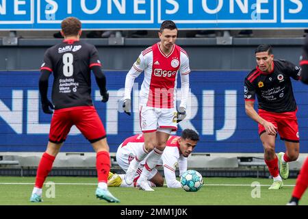 ROTTERDAM, NIEDERLANDE - JANUAR 29: Steven Berghuis von Ajax kontrolliert den Ball während des niederländischen Eredivisie-Spiels zwischen Excelsior Rotterdam und Ajax im Van Donge & De Roo Stadion am 29. Januar 2023 in Rotterdam, Niederlande (Foto von Peter Lous/Orange Pictures) Stockfoto