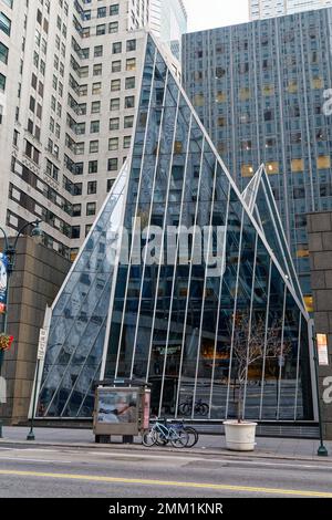 Das Capital Grille beherbergt die Glaspyramiden Chrysler Trylons, die mit Stahlpinzetten verziert sind, neben dem berühmten Chrysler Building in der East 42. Street von New York City. Stockfoto