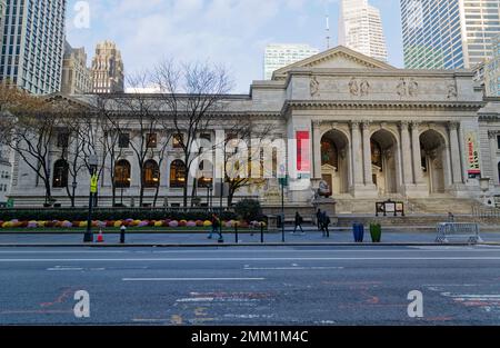 Library Lions Patience und Fortitude Guard der Haupteingang der New York Public Library Stephen A. Schwarzman Building auf der Fifth Avenue. Stockfoto