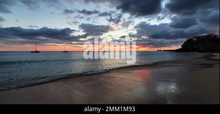 Sonnenuntergang und Strandatmosphäre mit Segelyachten in Morro Jable Jandia Stockfoto