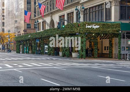 NYC Archive: Lord & Taylor Fifth Avenue Kaufhaus, 2016, angezogen für Weihnachten. Amazon.com kaufte das Wahrzeichen, wurde zu Büros umgebaut. Stockfoto