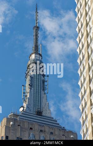 NYC: Der charakteristische Mast des Empire State Building, der ursprünglich als beweglicher Verankerungsmast konzipiert wurde, ist heute eine Aussichtsplattform und ein Rundfunkturm. Stockfoto