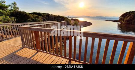 Sonnenuntergang auf einem hölzernen Steg mit Blick auf das Meer auf Mallorca Stockfoto