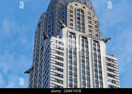 NYC: Die Eagle-Wasserspeier kennzeichnen den Rückschlag im 61. Stock des Chrysler Building, der Basis des ikonischen Nadelspitzen-Turms aus rostfreiem Stahl. Stockfoto