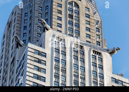 NYC: Die Eagle-Wasserspeier kennzeichnen den Rückschlag im 61. Stock des Chrysler Building, der Basis des ikonischen Nadelspitzen-Turms aus rostfreiem Stahl. Stockfoto