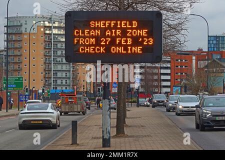 Sheffield Clean Air Zone, ab 27. Februar 2023 - Clean Air Zones stink digital Schild - Fahrer sollten Details online überprüfen Stockfoto