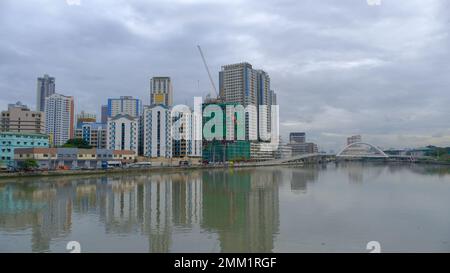 Pasig River mit Binondo - Intramuros Bridge im Hintergrund, Manila, Philippinen Stockfoto