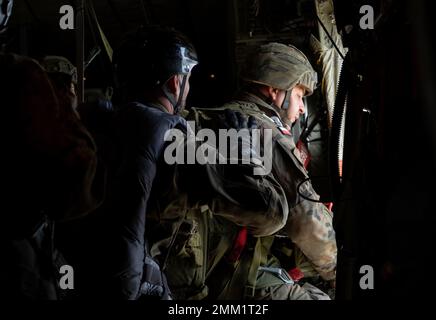 Die polnischen Landstreitkräfte führen einen Luftabwurf auf einer statischen Linie von einem C-130J Super Hercules Flugzeug durch, das der 37. Airlift Squadron, der Ramstein Air Base, Deutschland, im Rahmen des Flugabwehrrotations-Trainings 22-4 (ADR 22-4), über der Bledowska Drop Zone, Polen, am 13. September 2022, zugewiesen wurde. Die Teilnahme an Schulungsveranstaltungen wie ADR 22-4 verbessert die beruflichen Beziehungen und verbessert die Gesamtkoordination mit Verbündeten und Partnermilitärs. Stockfoto