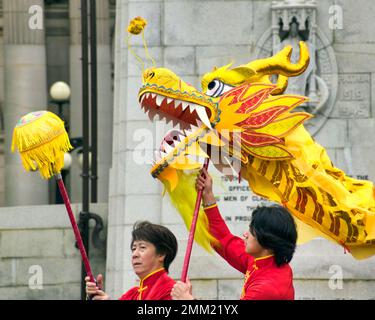 Glasgow, Schottland, Vereinigtes Königreich 29. Januar 2023. Das Jahr der Rabbit-Feier geht weiter, während die chinesische Gemeinde im Stadtzentrum auf dem George Square eine Show veranstaltete, während die Einheimischen mitmachen. Credit Gerard Ferry/Alamy Live News Stockfoto