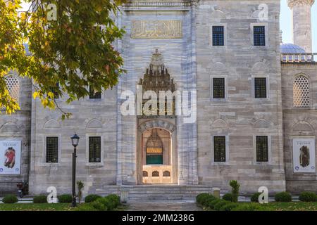 ISTANBUL, TÜRKEI - 14. SEPTEMBER 2017: Dies ist der Haupteingang zum Innenhof der Suleymaniye-Moschee. Stockfoto