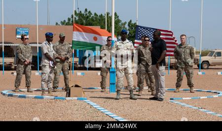 NIGERISCHER LUFTWAFFENSTÜTZPUNKT 201, Niger - Forces Armées Nigériennes (FAN) Capt. Badage Oumarou, Kommandant des Nigerischen Luftwaffenstützpunktes 201, spricht während ihrer Abschlussfeier am 13. September 2022 mit den Fanmitgliedern. Die Entwicklung afrikanischer Partnerkapazitäten bei gleichzeitiger Bekämpfung gewalttätiger Extremismen trägt zum Aufbau regionaler Selbstständigkeit bei und behindert schädliche Einflüsse auf den Kontinent. Stockfoto