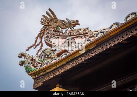 Drache auf dem Dach des Royal Reading Room Hue Imperial City die Zitadelle, Vietnam Stockfoto