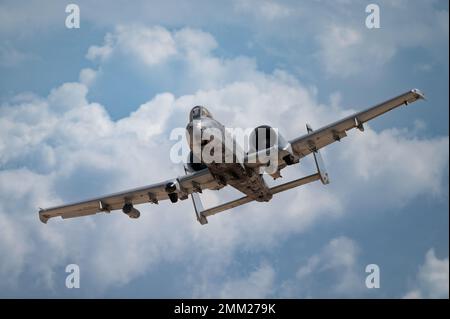 A-10 Thunderbolt IIS, der dem Test- und Evaluierungs-Geschwader 422. (TES), Nellis Air Force Base, Nevada, zugewiesen wurde, legt eine Cluster Bomb Unit auf dem Nevada Test and Training Range (NTTR) ab, 13. September 2022. A-10s ließ die CBUs fallen, um die Streuung, das Muster und die Wirksamkeit von Bombenangriffen gegen gepanzerte Ziele zu bewerten. Zusätzlich zu den 422 TES-Mitarbeitern waren Experten von Operational Weaponeering, 96. Test Wing, Eglin AFB, beim NTTR, um den Kampfschaden an den Zielen auf mögliche Aktualisierungen von Weaponeering-Modellen und Software zu bewerten. Stockfoto