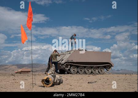 Mitarbeiter, die dem Testflügel 96., Eglin AFB, zugewiesen sind, bewerten den Kampfschaden an den Zielen auf mögliche Aktualisierungen von Weaponeering-Modellen und Software auf dem Nevada Test and Training Range (NTTR), Nevada, 13. September 2022. Die Mission von NTTR besteht darin, Live- und synthetische Umgebungen zu schaffen, zu betreiben und zu pflegen sowie Partner zu integrieren, um die Fähigkeiten von Kriegsjäger zu optimieren. Stockfoto