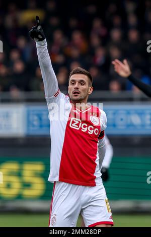 ROTTERDAM, NIEDERLANDE - JANUAR 29: Dusan Tadic of Ajax reagiert auf das niederländische Eredivisie-Spiel zwischen Excelsior Rotterdam und Ajax im Van Donge & De Roo Stadion am 29. Januar 2023 in Rotterdam, Niederlande (Foto von Peter Lous/Orange Pictures) Stockfoto