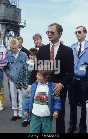 Carl XVI Gustaf, König von Schweden. Geboren am 30. april 1946. Der König Carl XVI Gustaf mit seinem Sohn Prinz Carl Philip 1986 Stockfoto