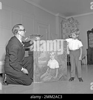 Carl XVI Gustaf, König von Schweden. Geboren am 30. april 1946. Mit dem Maler Einar Nerman, der sein Porträt 1951 malte. Kristoffersson Ref. BE56-12 Stockfoto