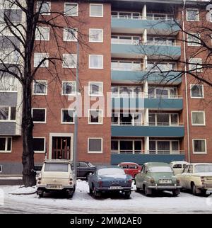 Carl XVI Gustaf, König von Schweden. Geboren am 30. april 1946. Ein Blick auf sein Studen-Apartment-Gebäude in Uppsala 1968 mit seinem Auto, einem blauen Volvo P1800, der draußen geparkt ist. Stockfoto