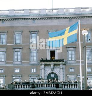 Carl XVI Gustaf, König von Schweden. Geboren am 30. april 1946. Auf dem Balkon des königlichen Schlosses Stockholm mit seinem Großvater König Gustaf VI. Adolf, der an diesem Tag seinen 90. Geburtstag am 11. november 1972 feiert. Stockfoto