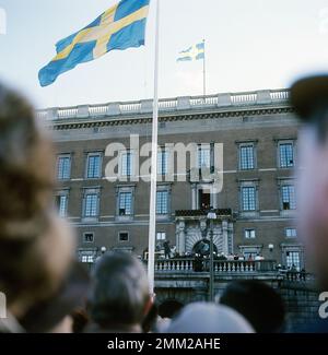 Carl XVI Gustaf, König von Schweden. Geboren am 30. april 1946. Auf dem Balkon des königlichen Schlosses Stockholm mit seinem Großvater König Gustaf VI. Adolf, der an diesem Tag seinen 90. Geburtstag am 11. november 1972 feiert. Stockfoto