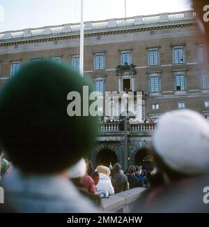 Carl XVI Gustaf, König von Schweden. Geboren am 30. april 1946. Auf dem Balkon des königlichen Schlosses Stockholm mit seinem Großvater König Gustaf VI. Adolf, der an diesem Tag seinen 90. Geburtstag am 11. november 1972 feiert. Stockfoto