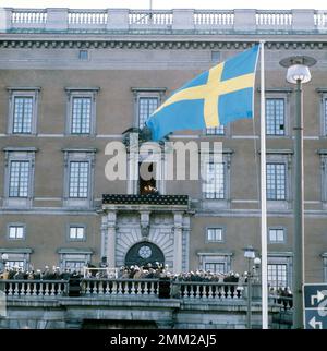 Carl XVI Gustaf, König von Schweden. Geboren am 30. april 1946. Auf dem Balkon des königlichen Schlosses Stockholm mit seinem Großvater König Gustaf VI. Adolf, der an diesem Tag seinen 90. Geburtstag am 11. november 1972 feiert. Stockfoto