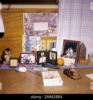 Carl XVI Gustaf, König von Schweden. Geboren am 30. april 1946. Das Foto wurde im Prinzen-Privatzimmer der Privatschule Sigtuna humanistiska läroverk 1960 aufgenommen. Familienfotos sind zu sehen, Prinz Mutter und Vater, Prinzessin Sibylla und Gustaf Adolf. Rechts ist auch ein Bild vom Großvater des Prinzen und seiner Frau Louise Mountbatten. ref. 2-41-3 Stockfoto