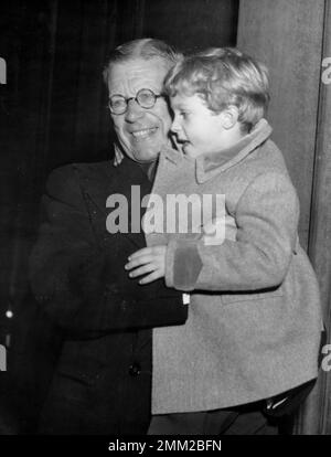 König Gustaf VI. Adolf zum 70. Geburtstag 1952. König Gustaf VI. Adolf mit Kronprinz Carl XVI. Gustaf Stockfoto